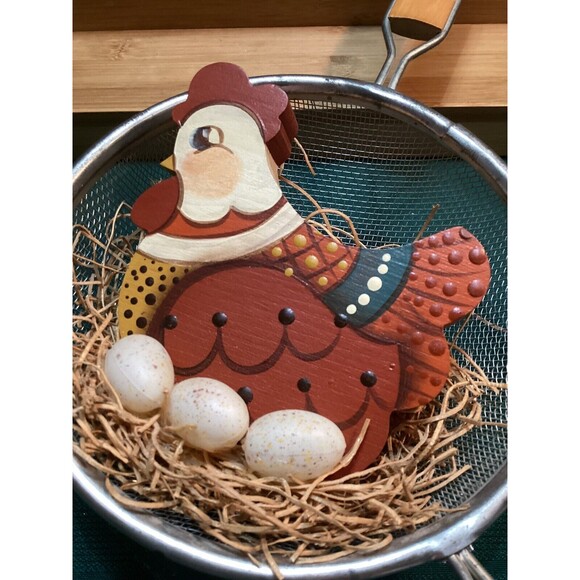 Handcrafted Vintage Strainer Wooden Hand Painted Hen On Nest Wall Decor Hanging - Picture 6 of 11